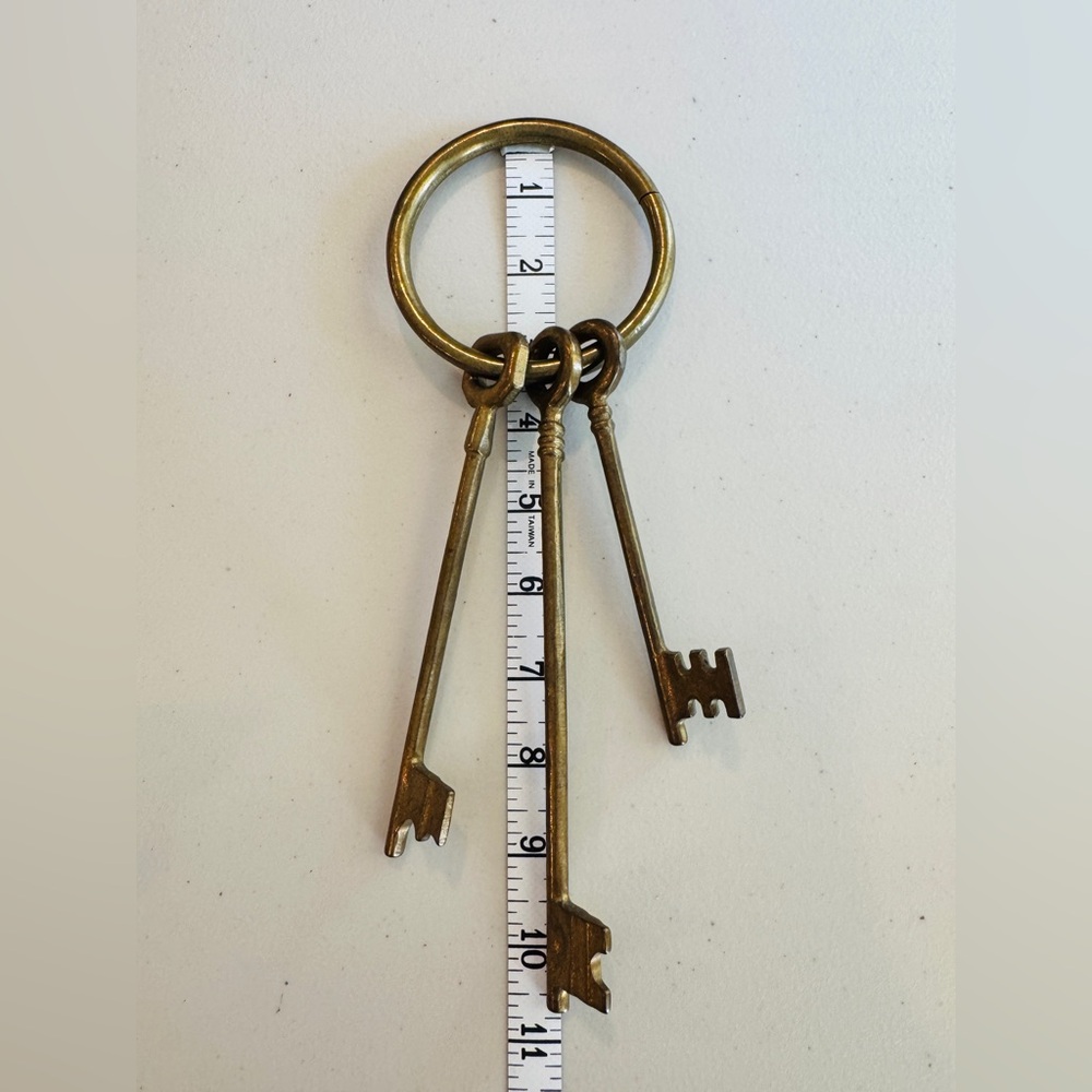 Vintage Brass Skeleton Keys on Ring - Retro Home Decor - Picture 3 of 7